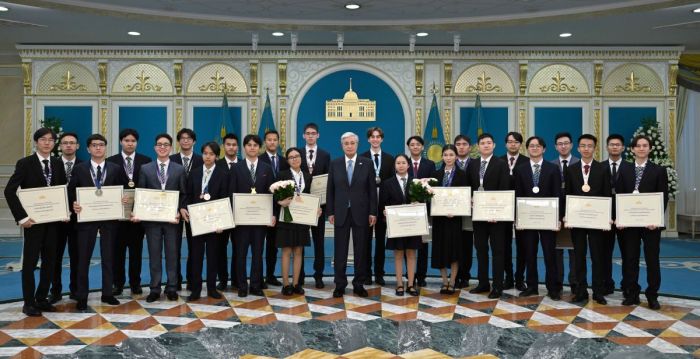 Токаев наградил победителей международных олимпиад