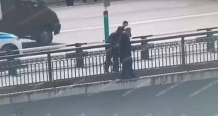 В Атырау мужчину удержали от прыжка с моста в последний момент