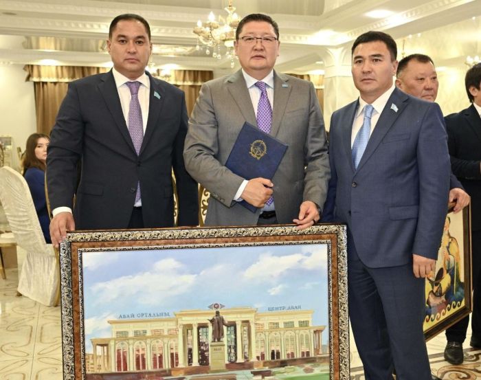 Атырау: щедрость вовне, ямы дома