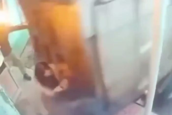 Водитель самосвала, пытавшийся сбить людей в Новосибирске, сбежал в Казахстан