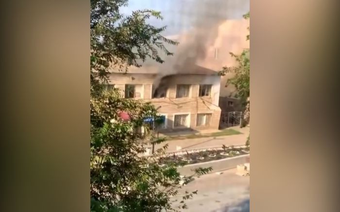 В Индере произошел пожар в заброшенном здании