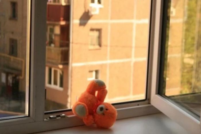 Мать выбросила сына с пятого этажа: мальчику предстоит длительная реабилитация