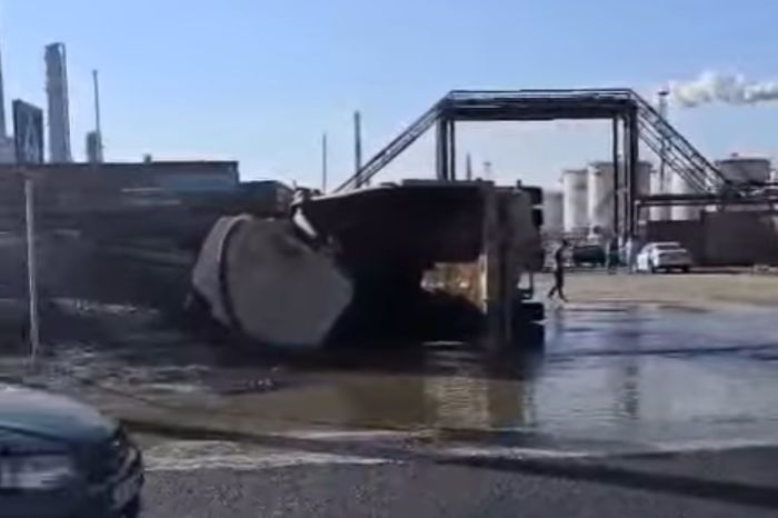 В районе АНПЗ опрокинулся грузовик