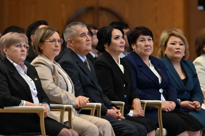 Президент предложил внести поправки в Закон «О статусе педагога» для защиты прав учителей