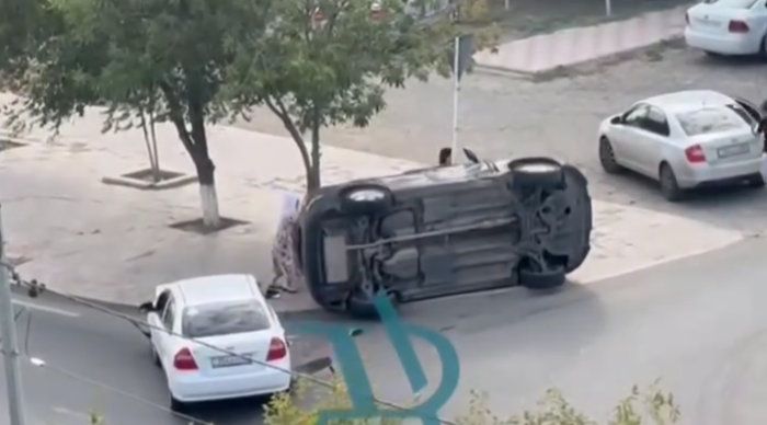 Апашка помогла перевернуть автомобиль на колеса в Атырау