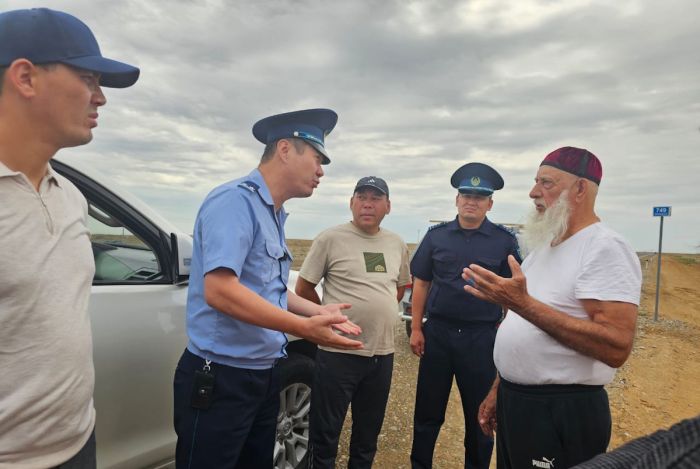 Скот погибает, автомобили бьются: жители жалуются на ограждения вдоль трассы Атырау – Астрахань