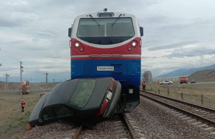 В ЗКО легковушка столкнулась с грузовым поездом