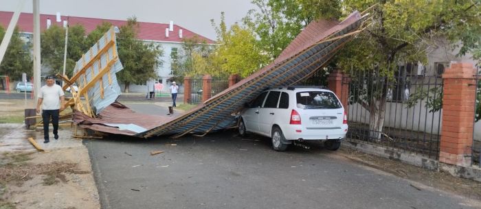 В Индерборе после урагана восстанавливают крыши и электролинии