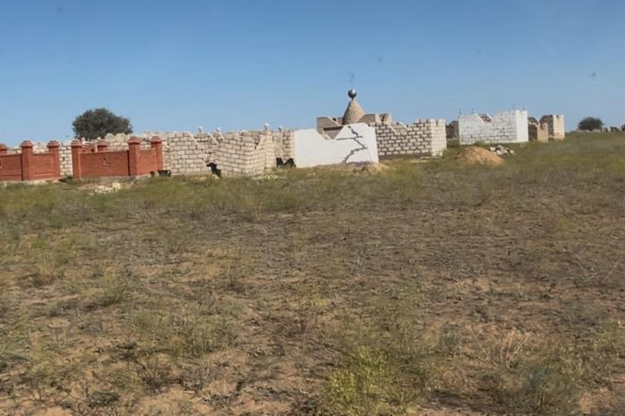 «Өлі жебемей, тірі байымайды»: жители Миялы требуют уважения к усопшим