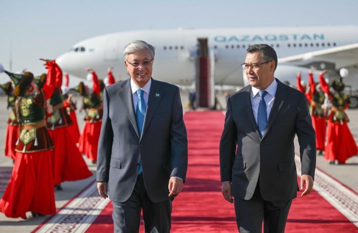 Садыр Жапаров встретил Токаева в аэропорту Манас