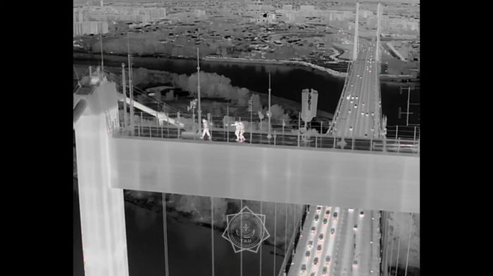 Операция на Иртыше: в Семее сняли мужчину с пилона нового моста