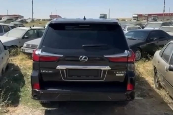 Депутата на Lexus с поддельными номерами поймали в Шымкенте