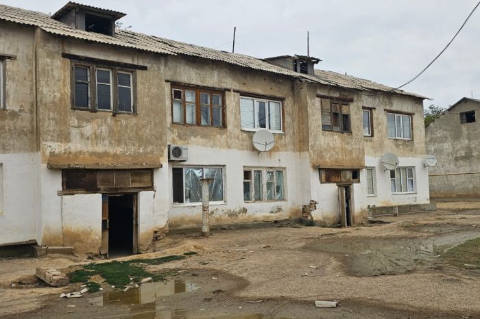 Жители Индербора выживают среди змей и нечистот в аварийных домах