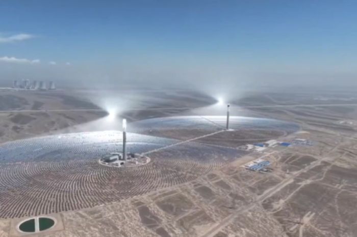 Две башни и 30 тысяч зеркал: в Китае заработала новая солнечная электростанция