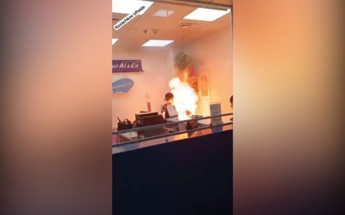 Мужчина поджёг себя в аэропорту Алматы