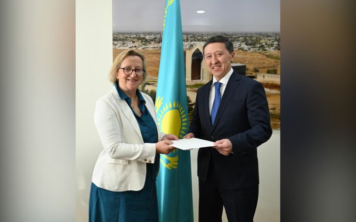 В Астане новый посол Великобритании: Салли Аксуорси вручила грамоты МИД Казахстана