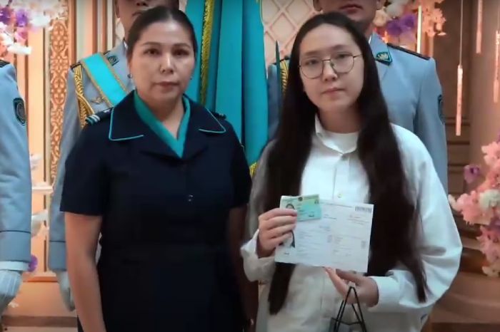 «Вступление во взрослую жизнь»: в Атырау подросткам вручили первые удостоверения личности