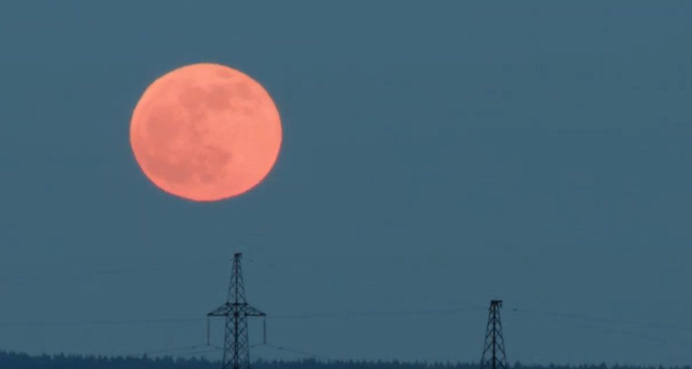 восход полной Луны 4 апреля 2015, стоп-кадр видео