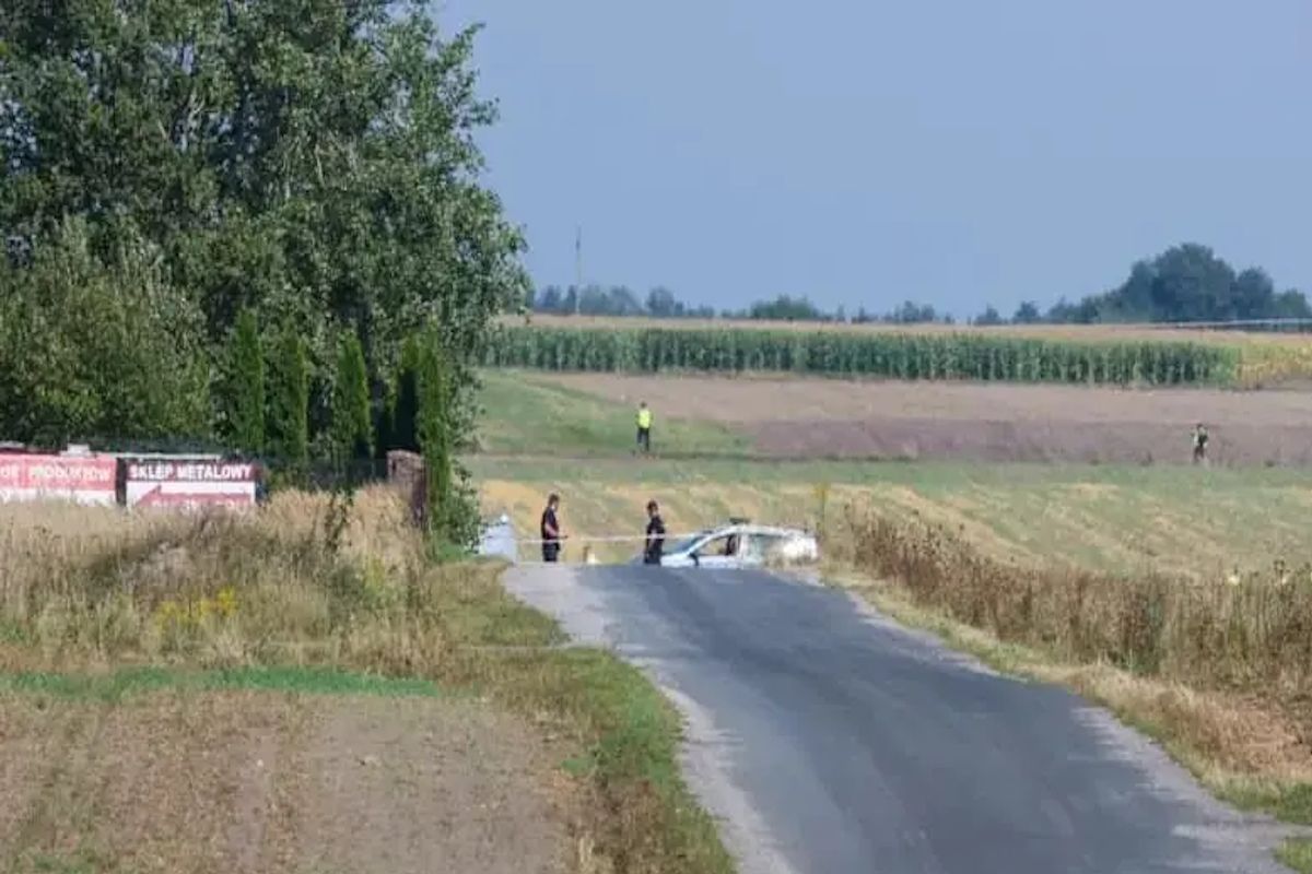 Польские полицейские перекрыли движение в районе падения дрона у Мнишкова в центральной Польше/фото EPA