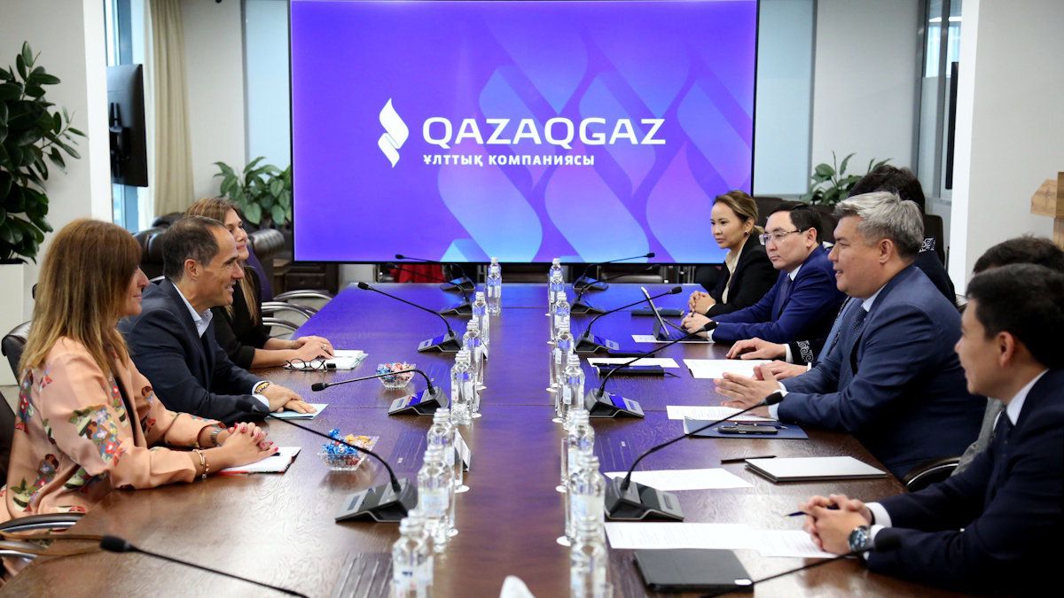 встреча руководства QazaqGaz и NCOC, фото пресс-службы национальной компании встреча руководства QazaqGaz и NCOC, фото пресс-службы национальной компании