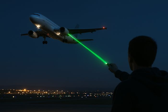 За наведение лазера на самолёт в Казахстане будут сажать до 10 лет