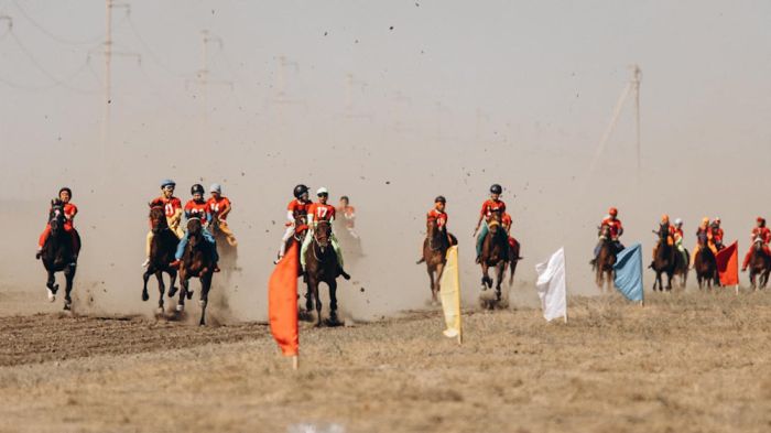 В Атырау прошли праздничные конные скачки