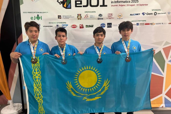 Атырауский школьник выиграл серебро на Европейской олимпиаде по информатике