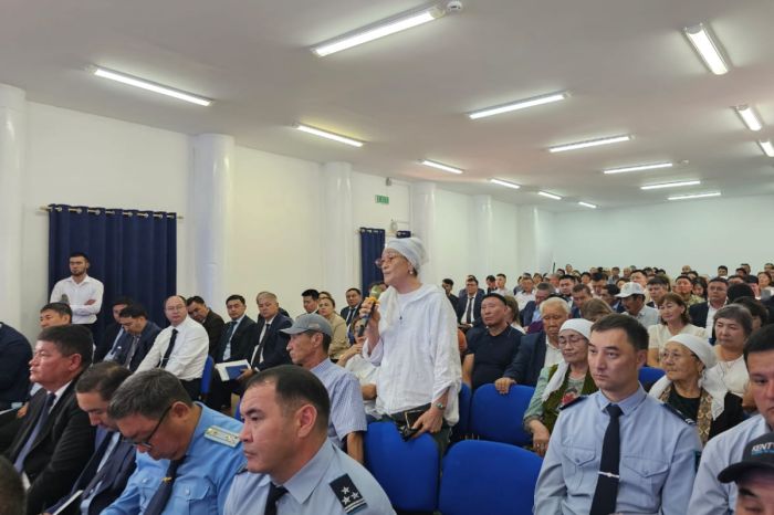 Жители Индерского района встретили Серика Шапкенова жалобами