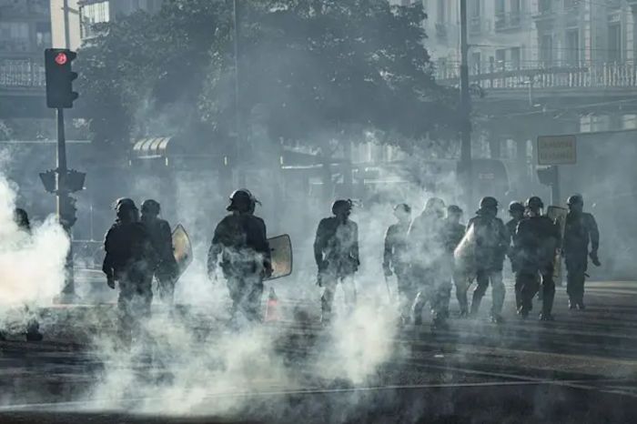 «Заблокируем всё»: протесты во Франции привели к сотням задержаний и транспортному коллапсу