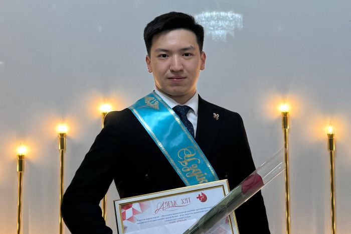 Фельдшер из Атырау спас пассажирку на борту Air Astana