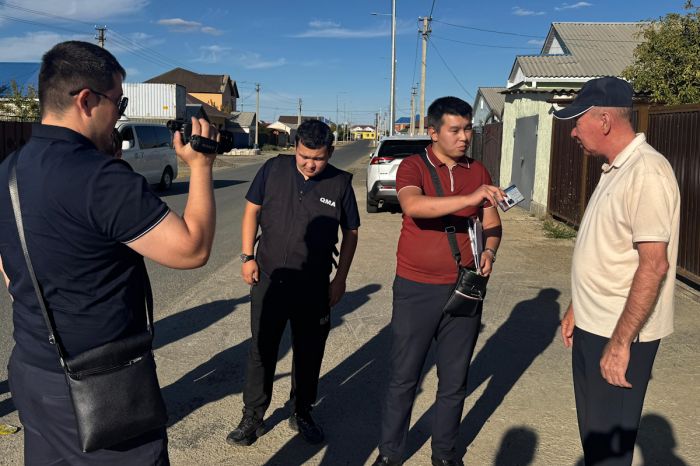 В Атырау сотрудники ДЭР пытаются провести обыск без санкции