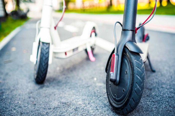 В Казахстане предложили запретить движение электросамокатов по тротуарам