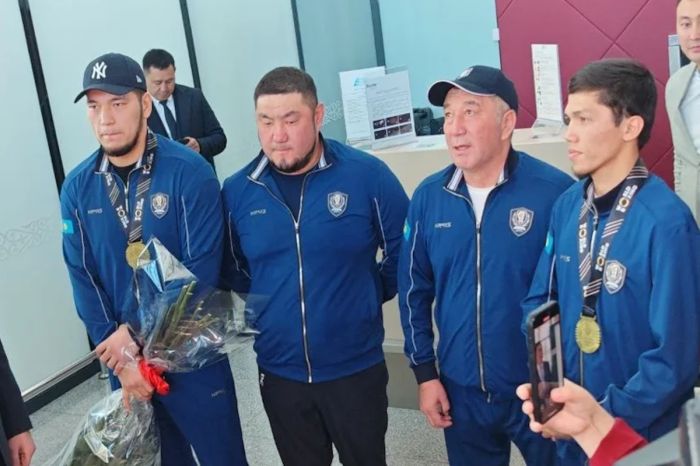 В Астане торжественно встретили чемпионов мира по боксу Айбека Оралбая и Санжара Ташкенбая