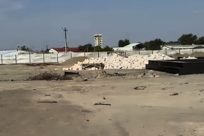 Трехэтажка под крылом: акимат Атырау продал землю у аэропорта