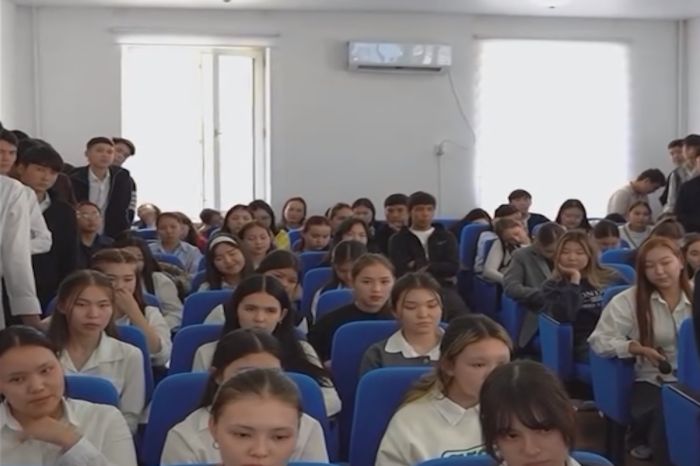 Артисты национального театра встретились с жителями в Атырау