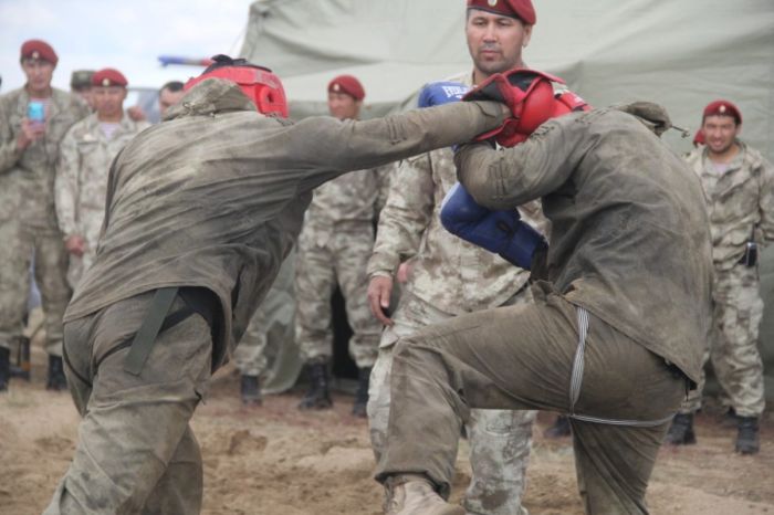 «Избил и забрал телефон»: мать подростка обвиняет бойца «Беркута»