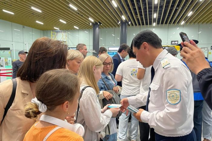 В аэропорту Атырау иностранцам начали раздавать туристические карты с QR-кодом