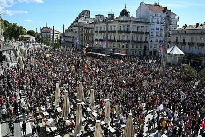 «Судьба бюджета решится на улицах»: во Франции началась новая волна протестов