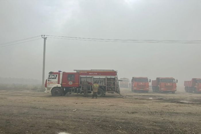 В Алатау введён режим ЧС из-за пожара на мусорном полигоне