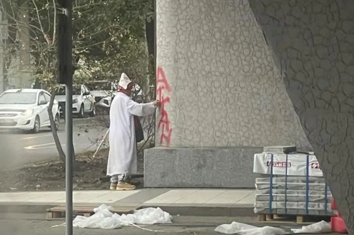 В Алматы мост разрисовали красной краской: вандала сравнили с Амантаем-кажы