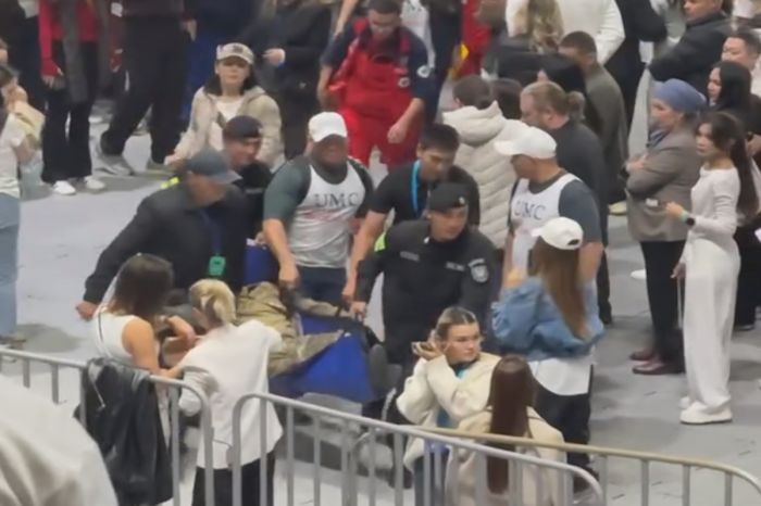 На концерте Backstreet Boys в Астане зрителю стало плохо — его унесли на носилках