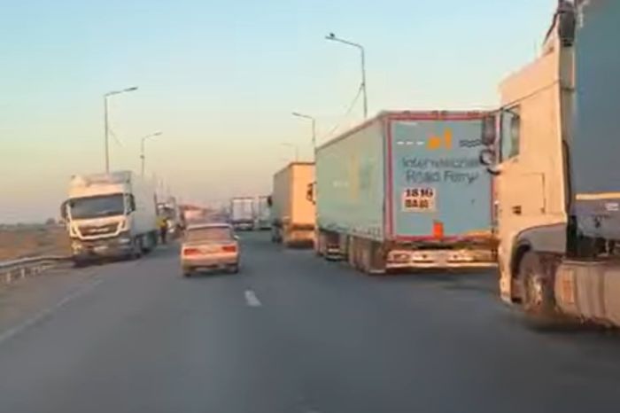 Вторые сутки в кабине: на Курмангазы образовалась очередь из сотен фур