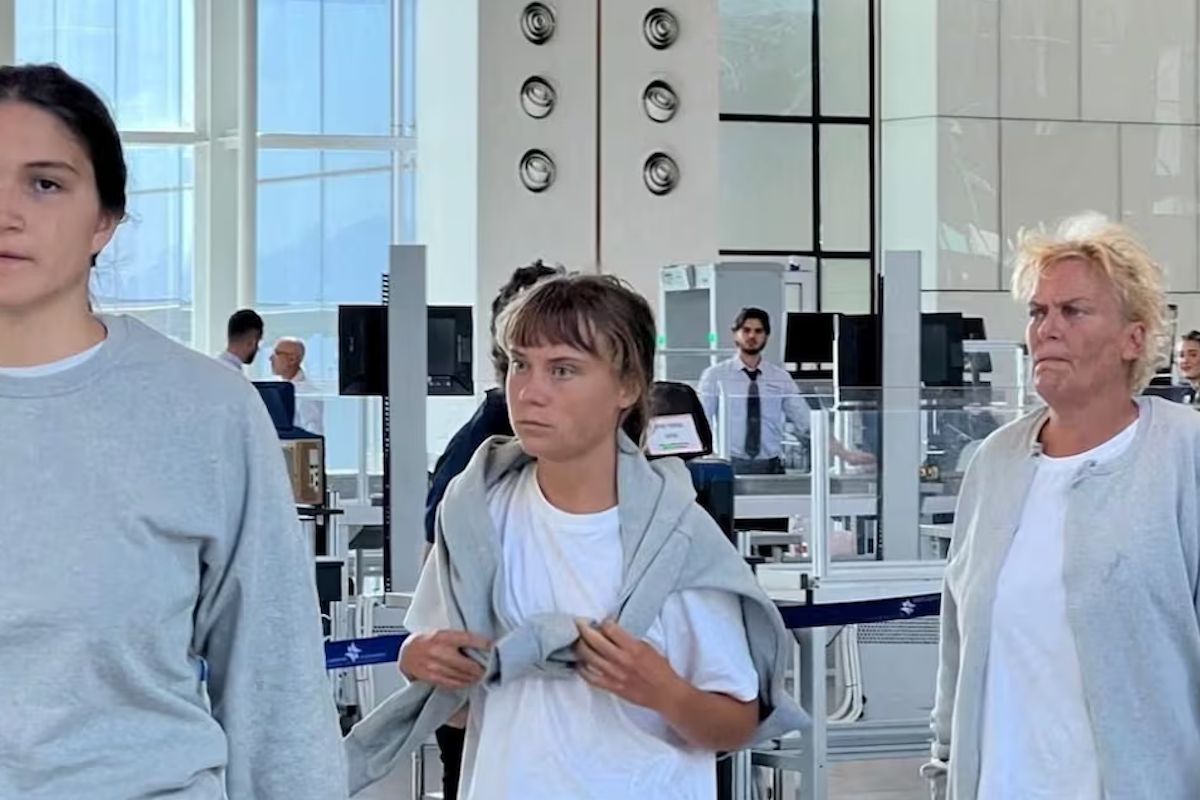 Шведская активистка Грета Тунберг проходит по международному аэропорту Рамон в понедельник перед своим депортационным рейсом недалеко от Эйлата, Израиль, после того как Израиль перехватил суда Глобальной флотилии Сумуд, направлявшиеся в Газу и прорывавшие военно-морскую блокаду Израиля. (МИД Израиля/Информационный материал Reuters) Шведская активистка Грета Тунберг проходит по международному аэропорту Рамон в понедельник перед своим депортационным рейсом недалеко от Эйлата, Израиль, после того как Израиль перехватил суда Глобальной флотилии Сумуд, направлявшиеся в Газу и прорывавшие военно-морскую блокаду Израиля. (МИД Израиля/Информационный материал Reuters)