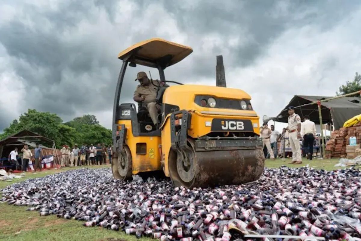 Полиция Индии уничтожает изъятые сиропы от кашля на основе кодеина/ фото NurPhoto via Getty Images Полиция Индии уничтожает изъятые сиропы от кашля на основе кодеина/ фото NurPhoto via Getty Images
