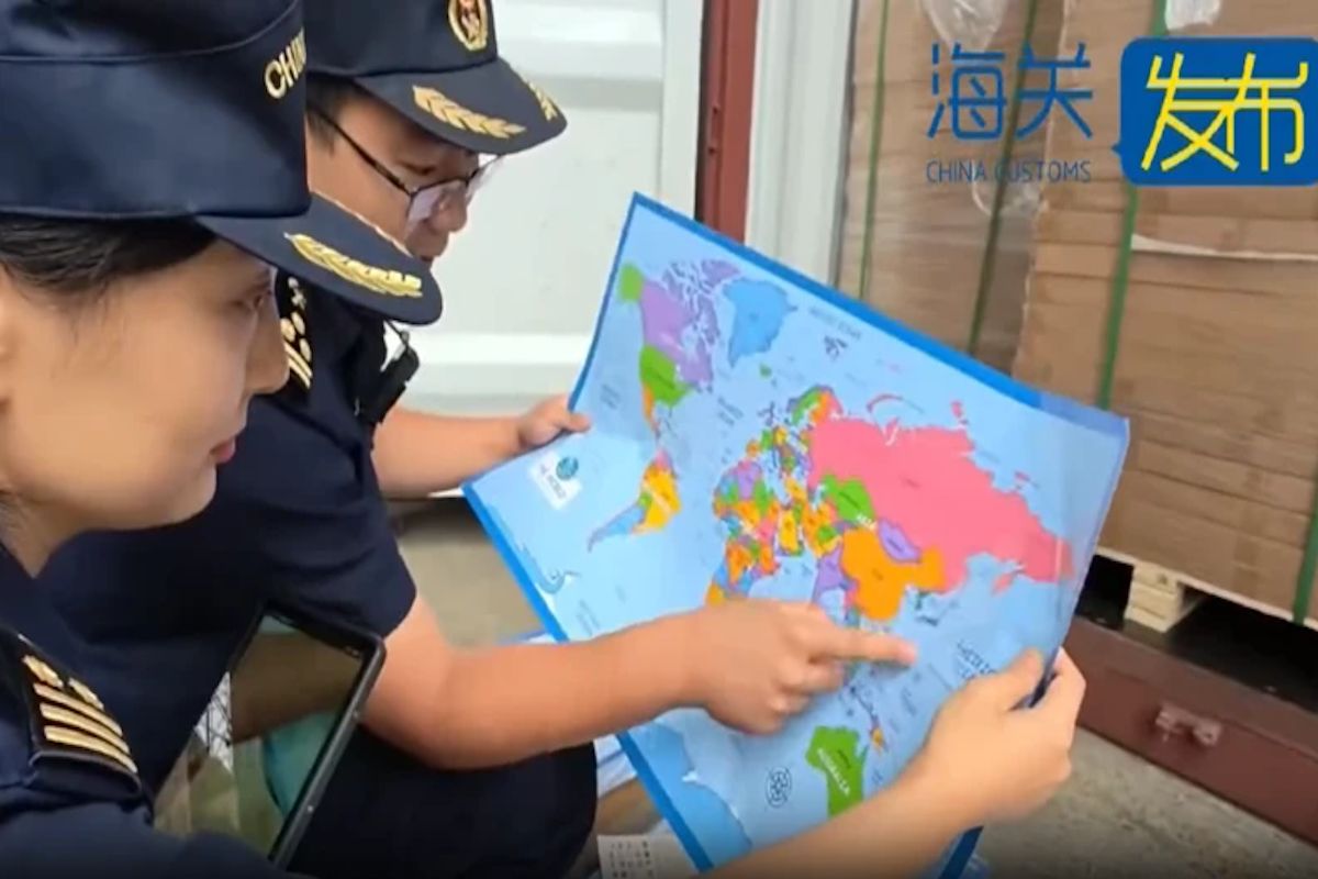 Сотрудники таможни изымают партию карт, предназначенных для экспорта / фото China Customs