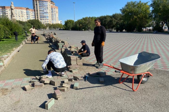 В Атырау брусчатка на площади Султана Бейбарса пошла на второй круг