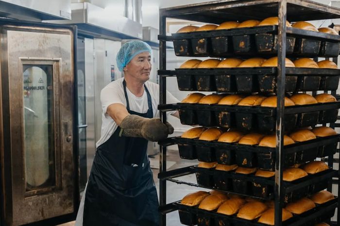 До 30 тонн хлеба в день: как работает атырауская пекарня «Асыл ана»