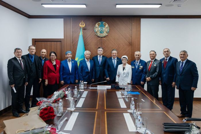 В Атырау ветеранов наградили в честь Дня труда