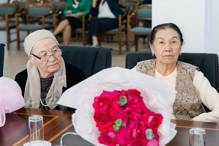 «Ұстазыма алғыс!»: в Атырау чествовали педагогов-ветеранов