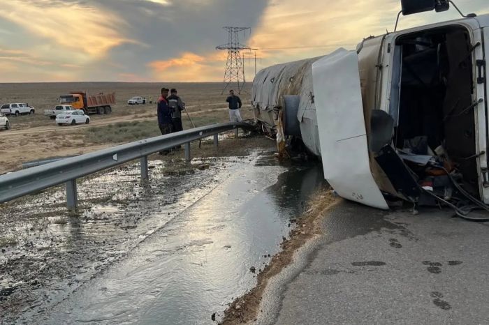 ​Разрыв колеса привёл к разливу нефти на трассе Актау – Жанаозен